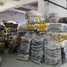 爆款四季地攤服裝批發(fā) 3元一件論斤稱，廠家?guī)齑媲鍌}背后的生意經(jīng)